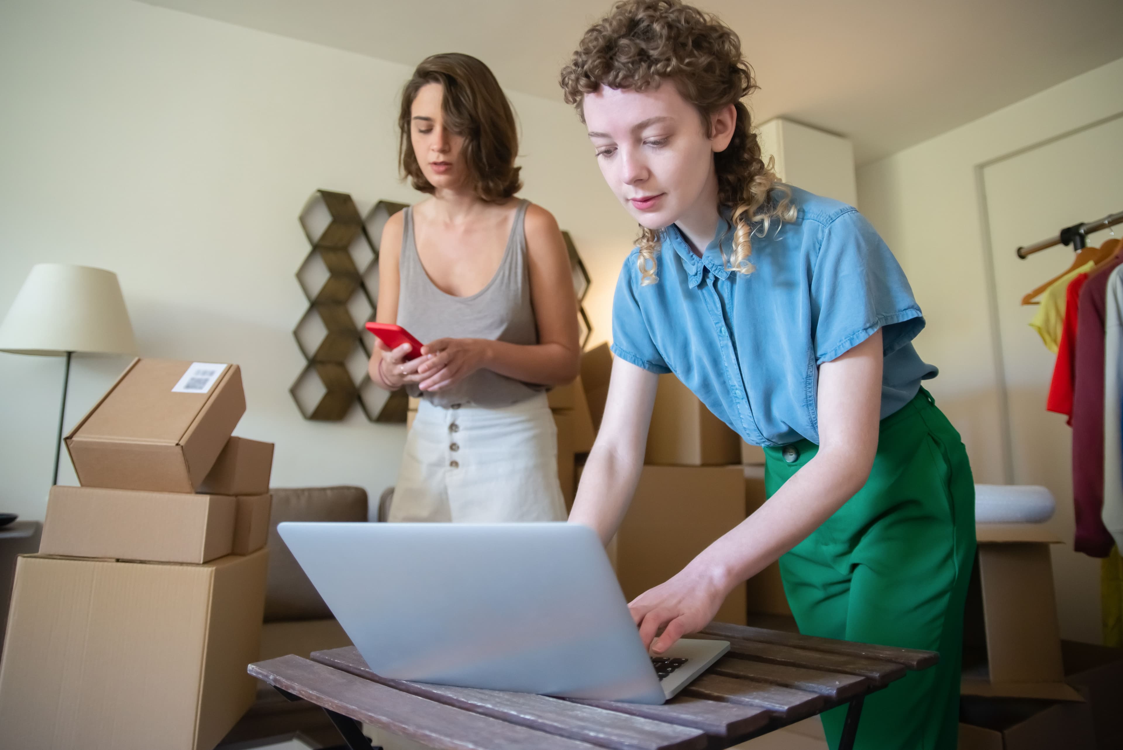 Zwei Händlerinnen bearbeiten Bestellungen für ihren Onlineshop